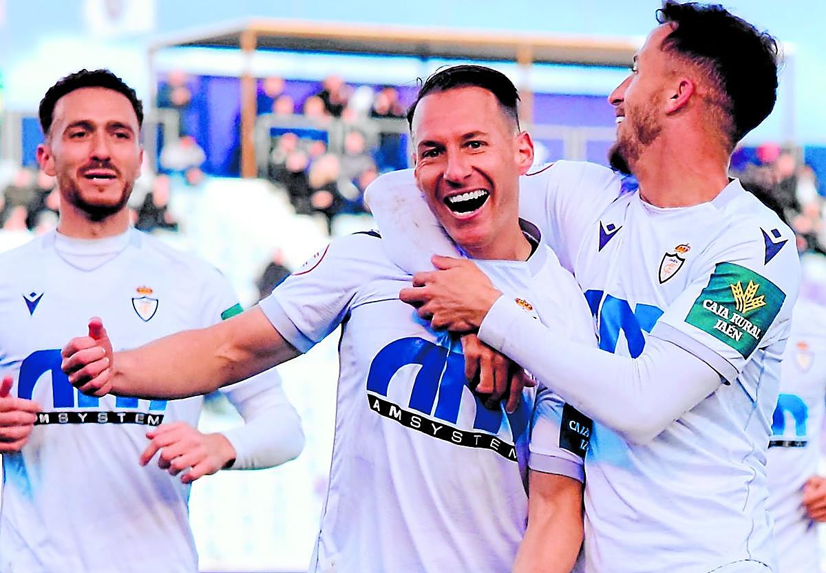 Migue García celebra con Juan Cámara el tanto firmado en el minuto 51, el tercero del duelo ante el Poli El Ejido.