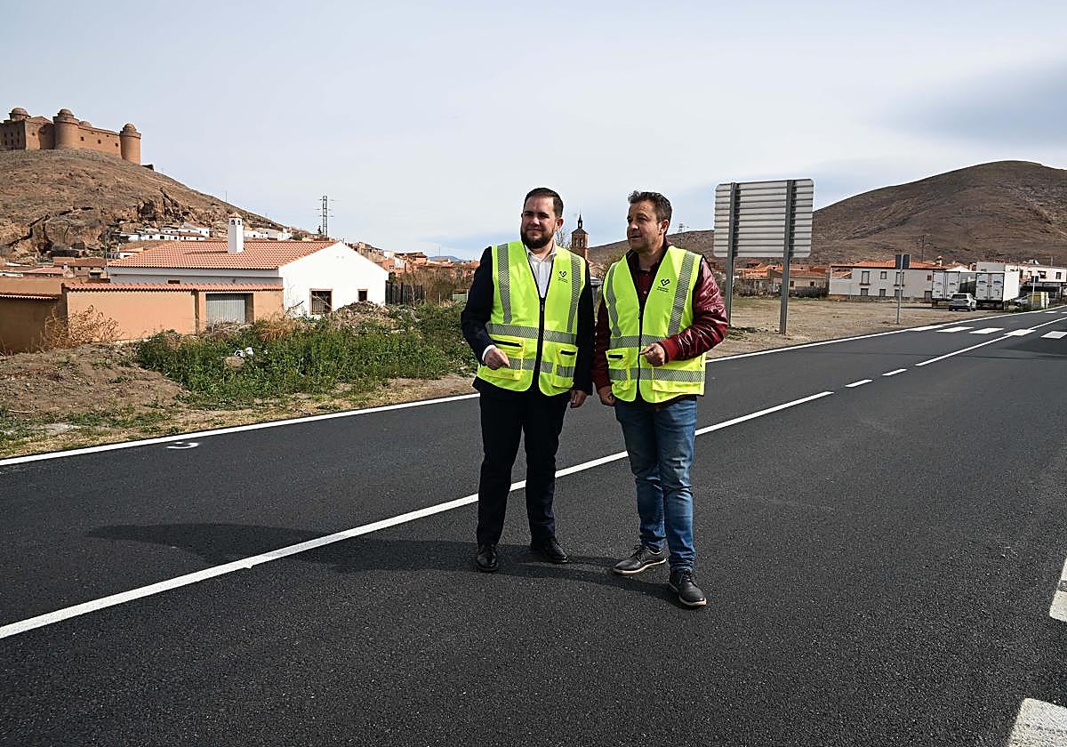 El diputado Obras Públicas y Vivienda, José Ramón Jiménez, junto al alcalde de La Calahorra, Alejandro Ramírez.