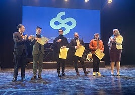 Los cuatro componentes de Supersubmarin reciben el título de Hijo Predilecto junto a las autoridades.