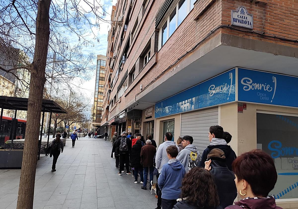Colas para comprar en el Asadero Rubén, en el Camino de Ronda.