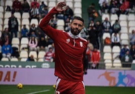 Borja Bastón estira durante el calentamiento.