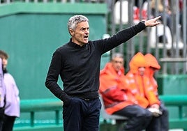 Fran Escribá vocifera a sus futbolistas en Córdoba.