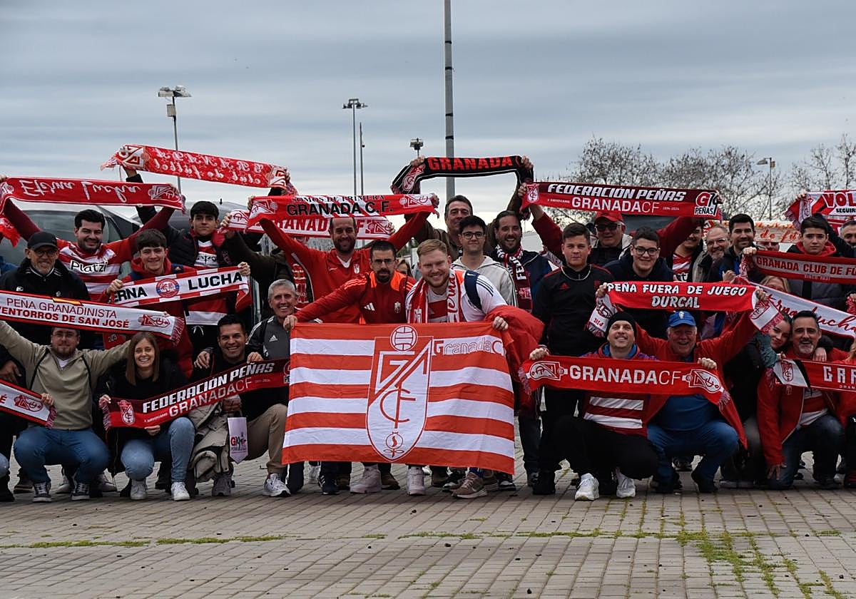 Peñistas del Granada 'toman' Córdoba a su llegada.