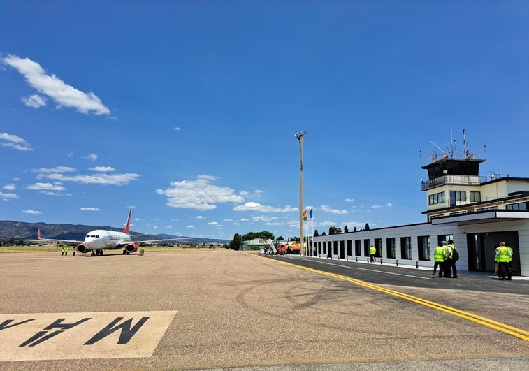 Ofrecen contrato indefinido y sueldos de hasta 2.900 euros para trabajar en el aeropuerto de Córdoba