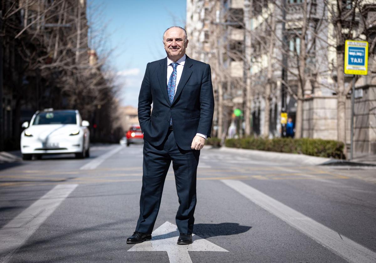 El director territorial de CaixaBank en Andalucía, Juan Ignacio Zafra, en la Gran Vía, revitalizada como gran eje financiero con sus sedes.
