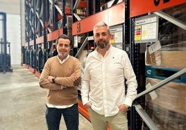 Los hermanos José Luis y Marcelo Vázquez Ariza en las instalaciones de Enbox en Motril.