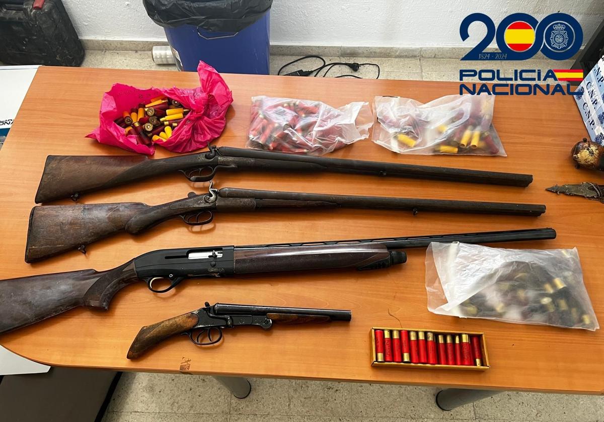 Las cuatro armas de fuego incautadas.