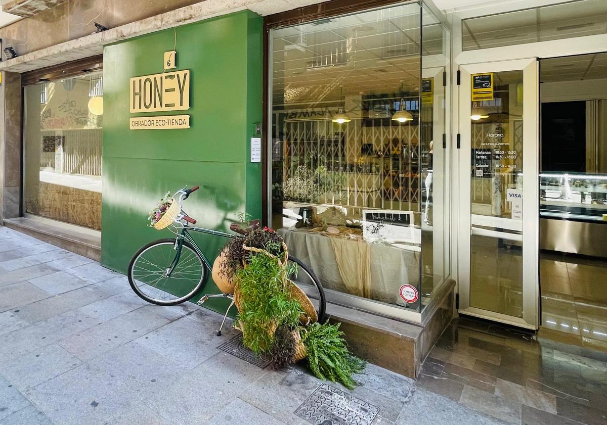 Imagen principal - La pastelera ucraniana que llegó a Granada por la guerra: «Hago pasteles que nadie tiene»