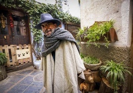 Pocho, paseando por Lanjarón en 2023.