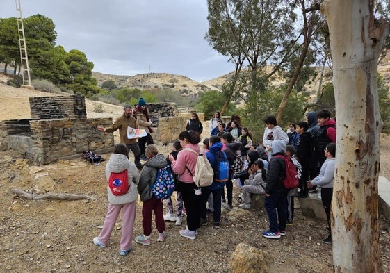 250 alumnos de Primaria recorren la sierra en una nueva edición de los Senderos Medioambientales