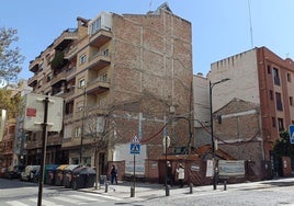 Solar con la vivienda ya derribada en la esquina de las calles Alhamar y Mulhacén.