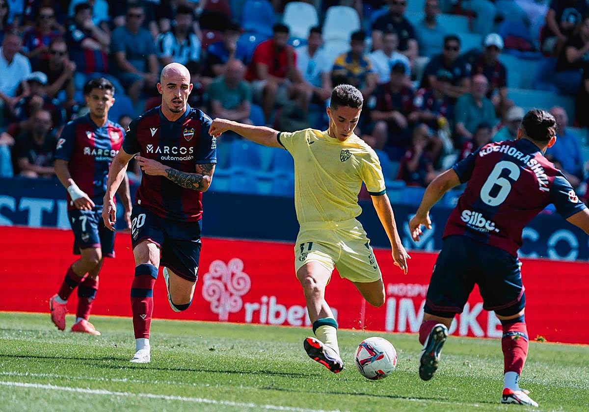 Arribas realizando un disparo en el partido contra el Levante