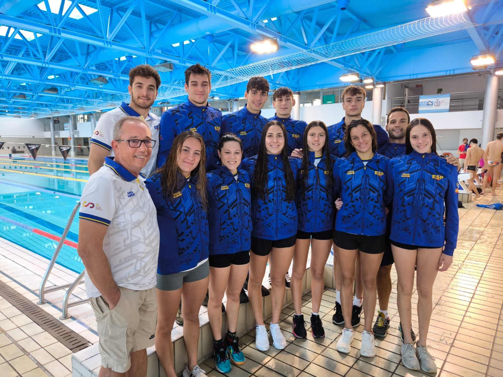 Equipo nacional de aguas abiertas, con Carlos Garach (arriba a la derecha), durante sus entrenamientos en el CAR de Sierra Nevada.