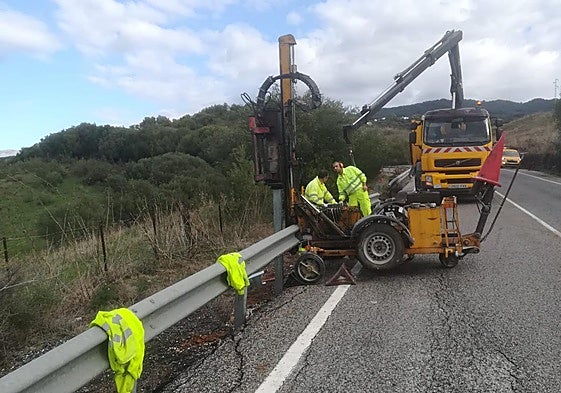 Un equipo de conservación de carreteras trabaja sobre una vía en la provincia de Jaén