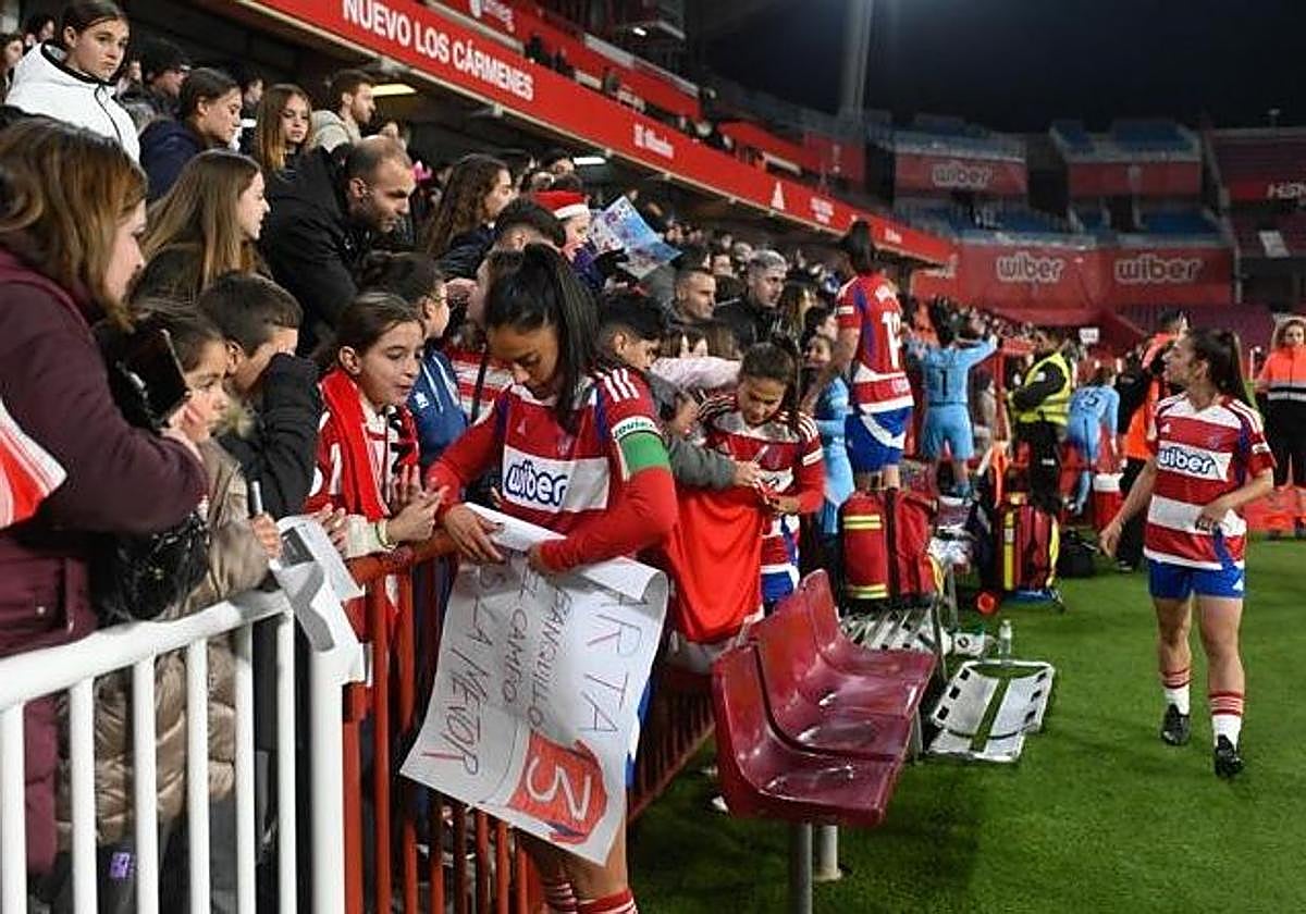Las futbolistas del Granada atienden a la afición tras un duelo anterior en Copa.