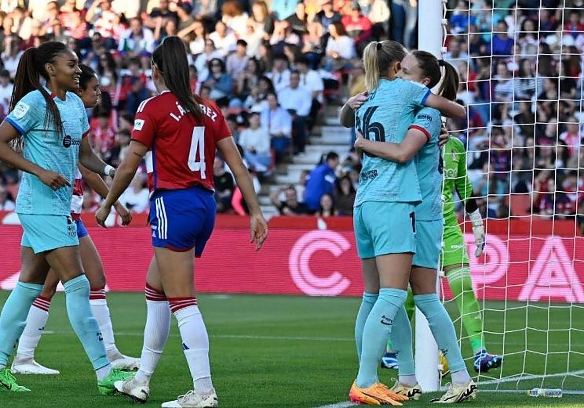 Las futbolistas del Barça celebran uno de sus goles en Los Cármenes la temporada pasada.