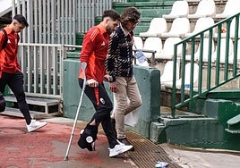 Luca Zidane abandona El Arcángel con muletas y una aparatosa protección sobre el pie derecho.