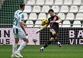 Diego Mariño saca de portería durante los minutos que jugó en El Arcángel.
