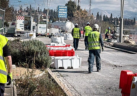 Las obras de emergencia realizadas por ADIF en el puente de Albolote que salva la línea ferroviaria Moreda-Granada.