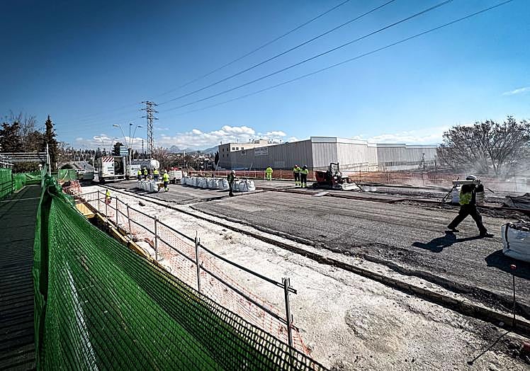 Obras de emergencia en el puente sobre Albolote.