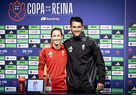 Lauri y Arturo Ruiz posan juntos antes de la rueda de prensa.