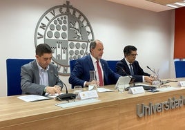 Paco Reyes, Nicolás Ruiz y Juan Ignacio Pulido presentan los resultados de los informes de 2024 del Sistema de Inteligencia Turística de la UJA.