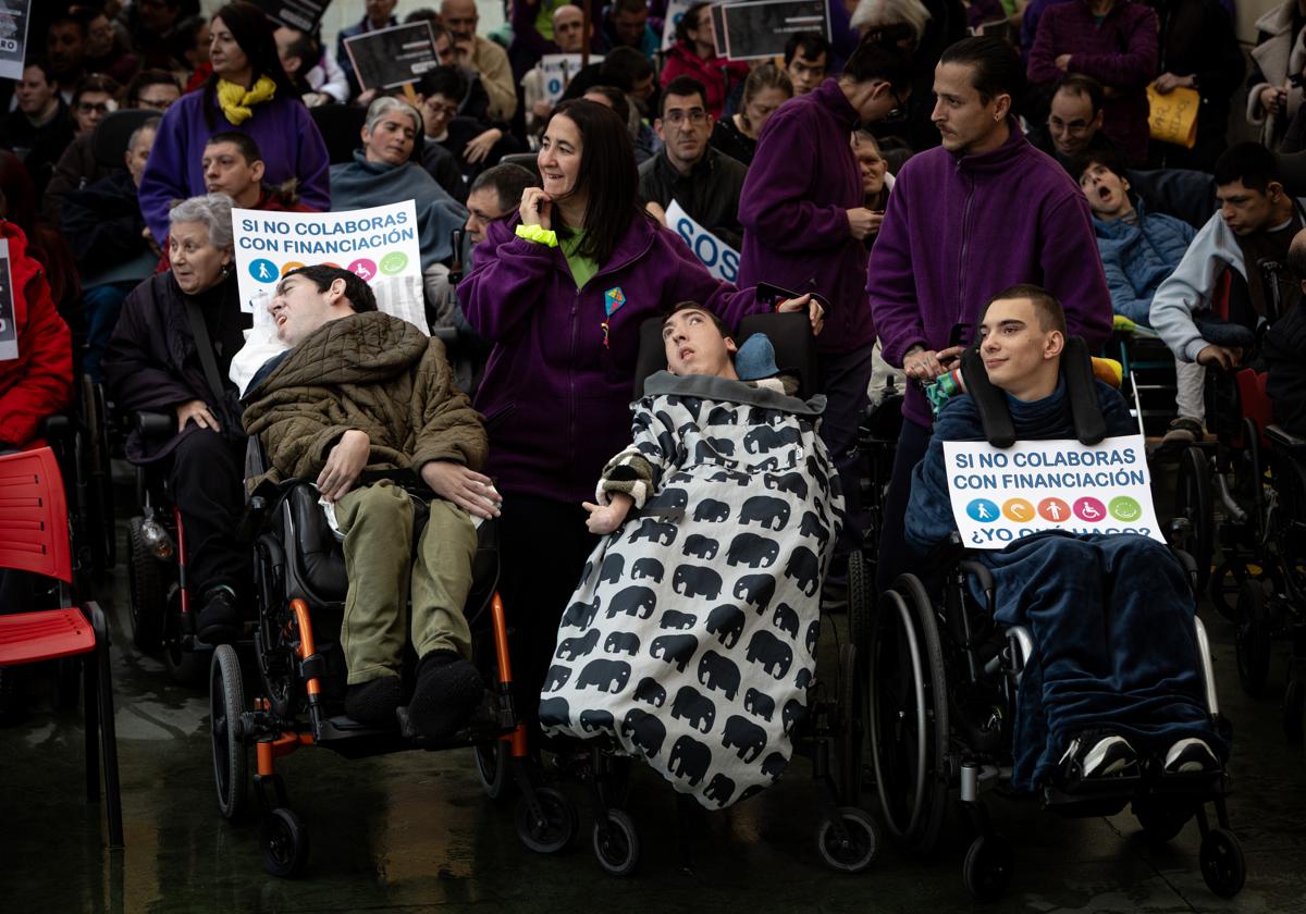 Usuarios y trabajadores de Aspace, en la sede de la organización para reclamar una financiación justa.