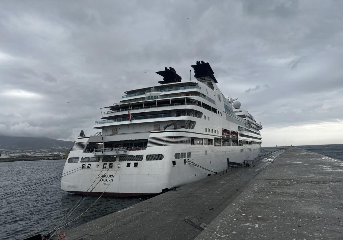 El crucero de lujo 'Seabourn Sojourn' atraca en Motril y pernocta en la ciudad