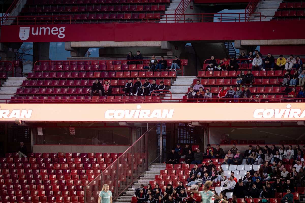 Búscate en la grada del Granada femenino-Atlético de Madrid