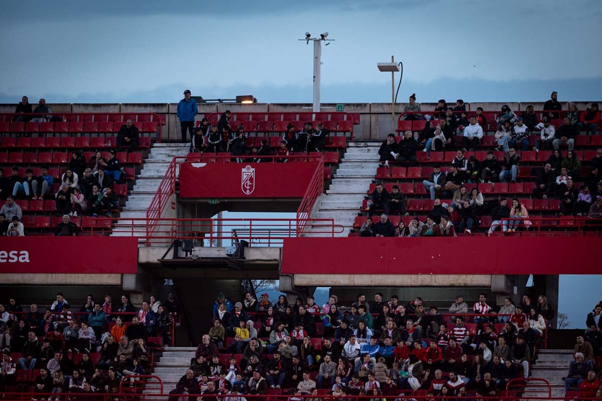 Búscate en la grada del Granada femenino-Atlético de Madrid