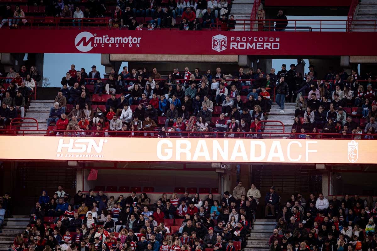 Búscate en la grada del Granada femenino-Atlético de Madrid
