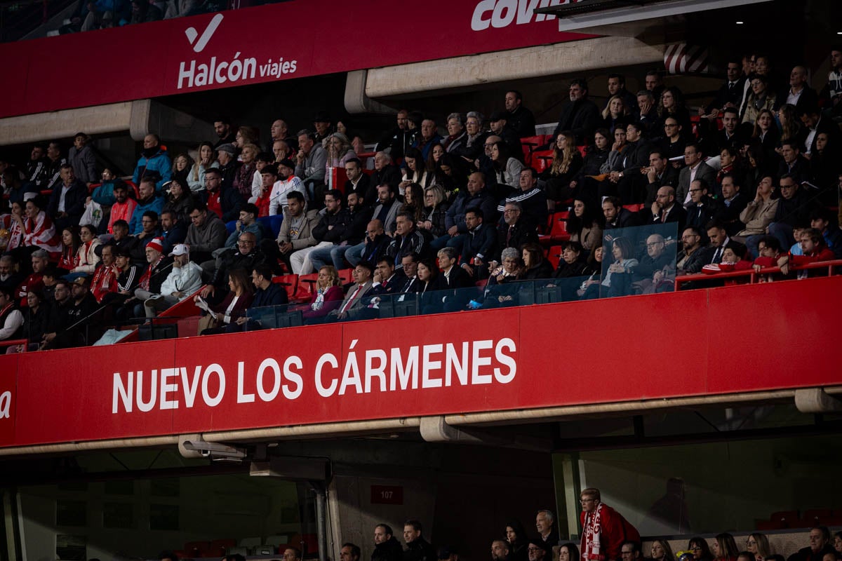 Búscate en la grada del Granada femenino-Atlético de Madrid