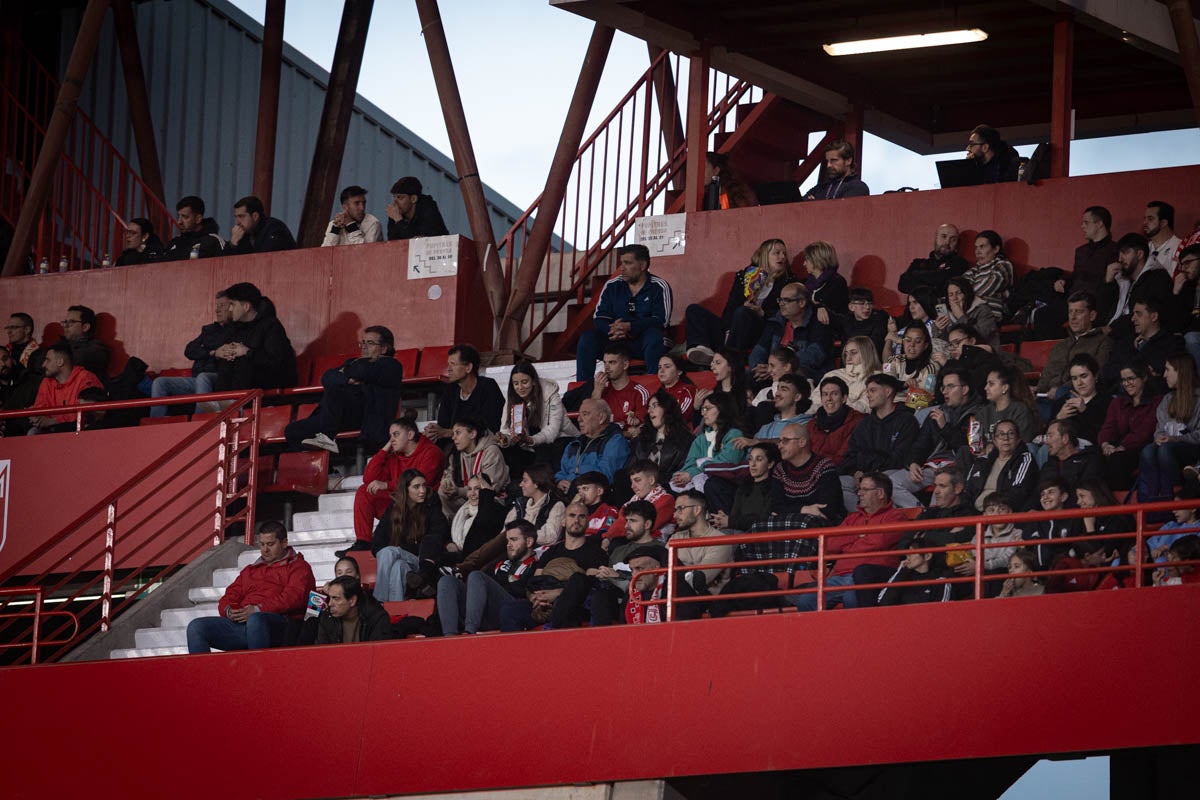 Búscate en la grada del Granada femenino-Atlético de Madrid