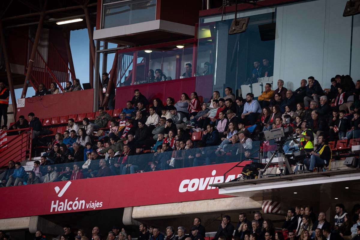 Búscate en la grada del Granada femenino-Atlético de Madrid