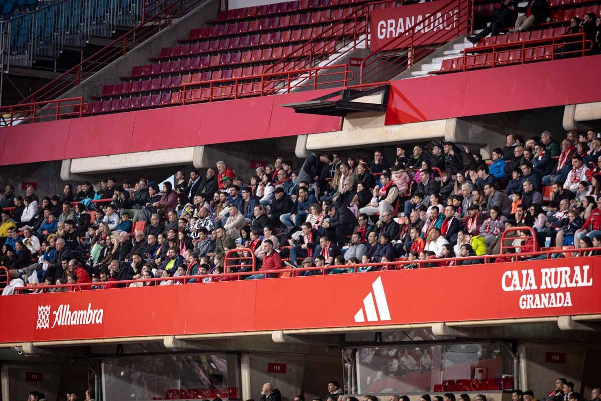 Búscate en la grada del Granada femenino-Atlético de Madrid