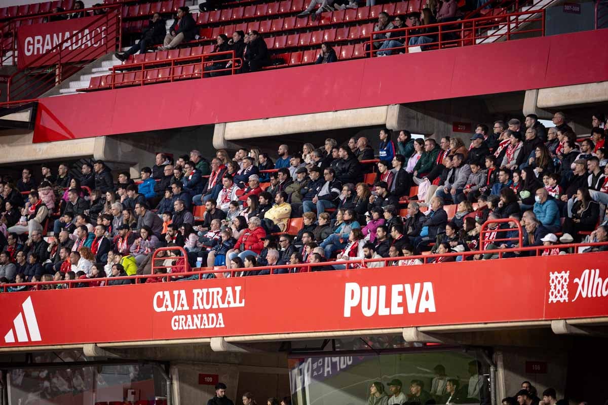 Búscate en la grada del Granada femenino-Atlético de Madrid