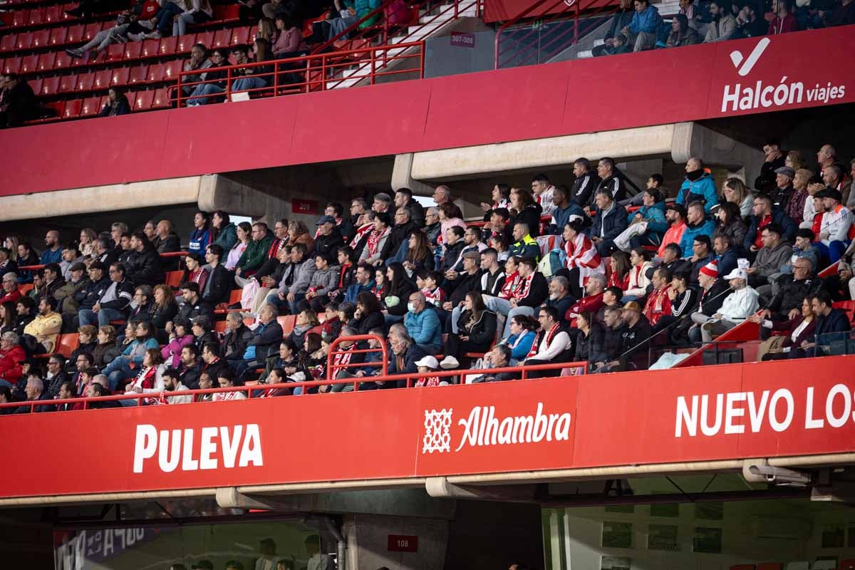Búscate en la grada del Granada femenino-Atlético de Madrid