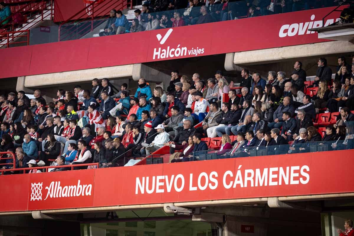 Búscate en la grada del Granada femenino-Atlético de Madrid