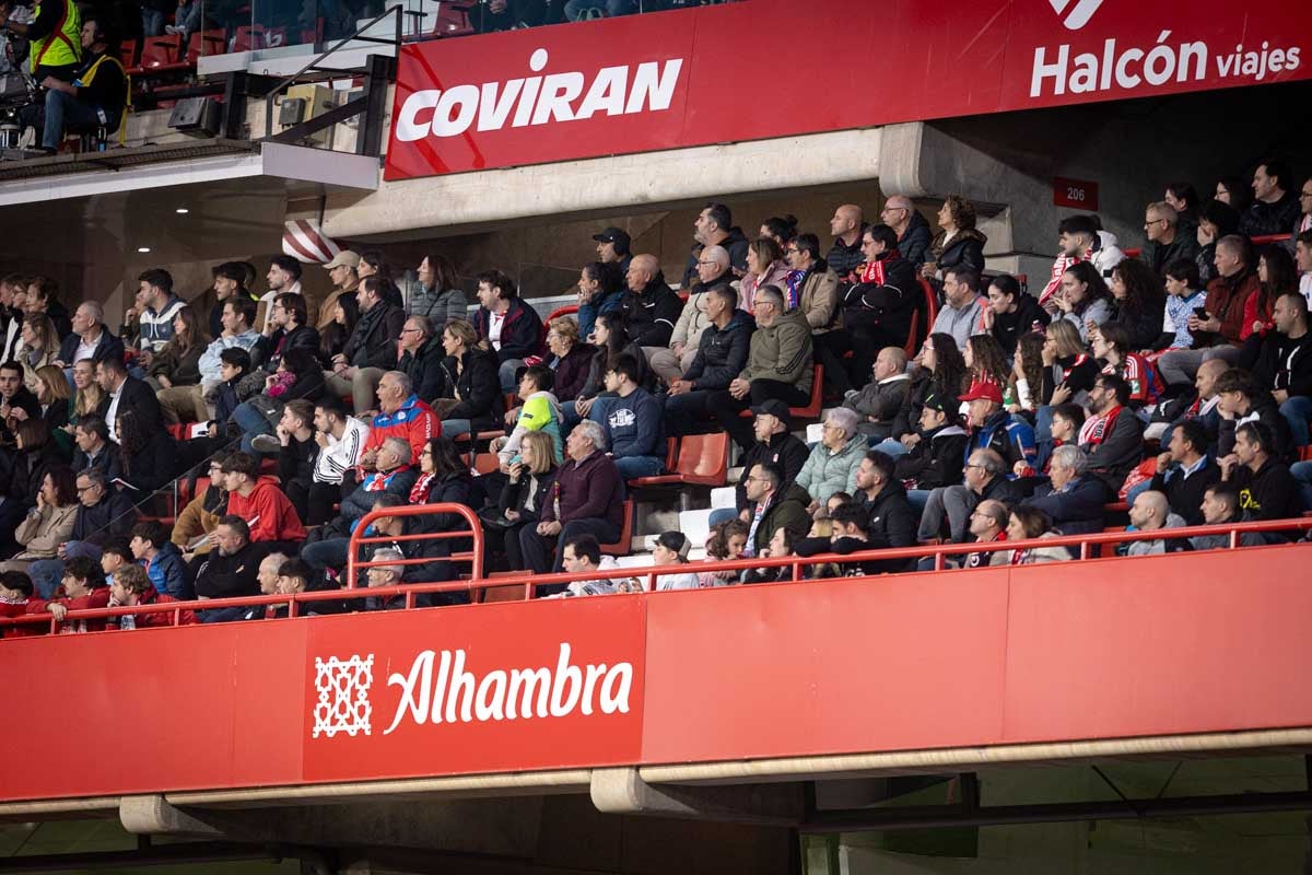 Búscate en la grada del Granada femenino-Atlético de Madrid