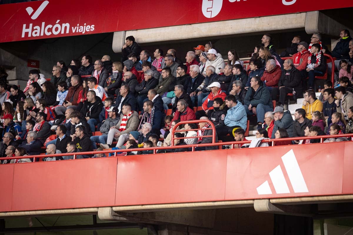 Búscate en la grada del Granada femenino-Atlético de Madrid