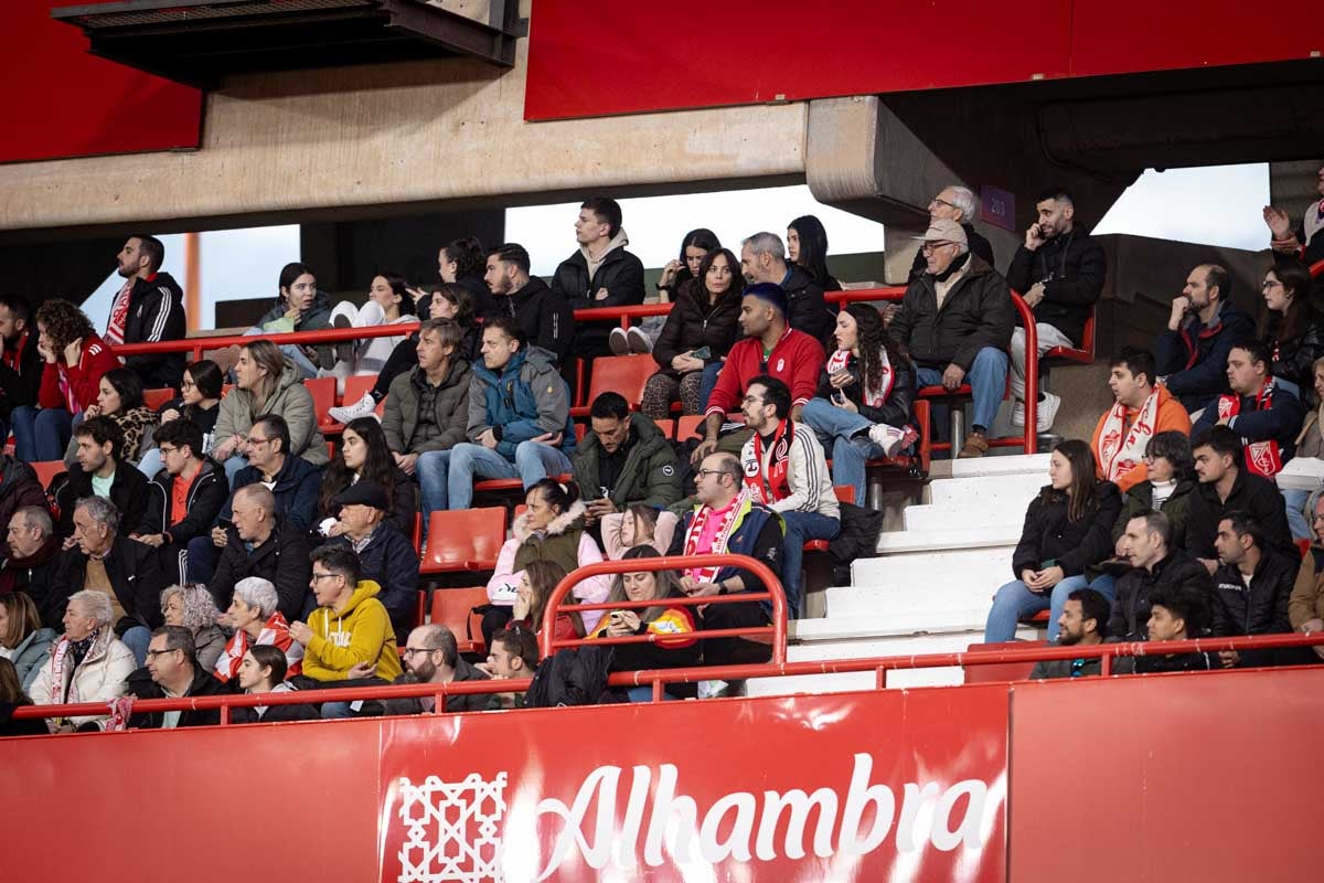 Búscate en la grada del Granada femenino-Atlético de Madrid