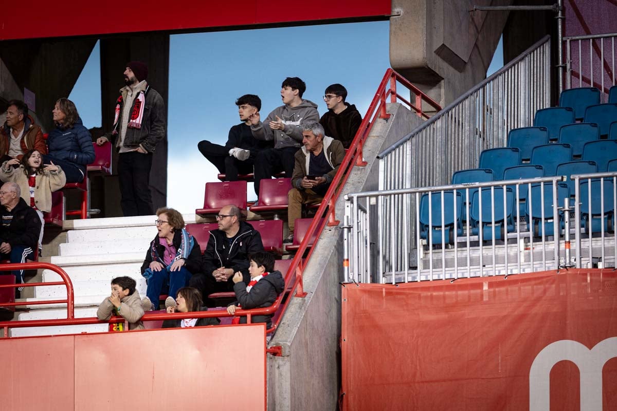 Búscate en la grada del Granada femenino-Atlético de Madrid