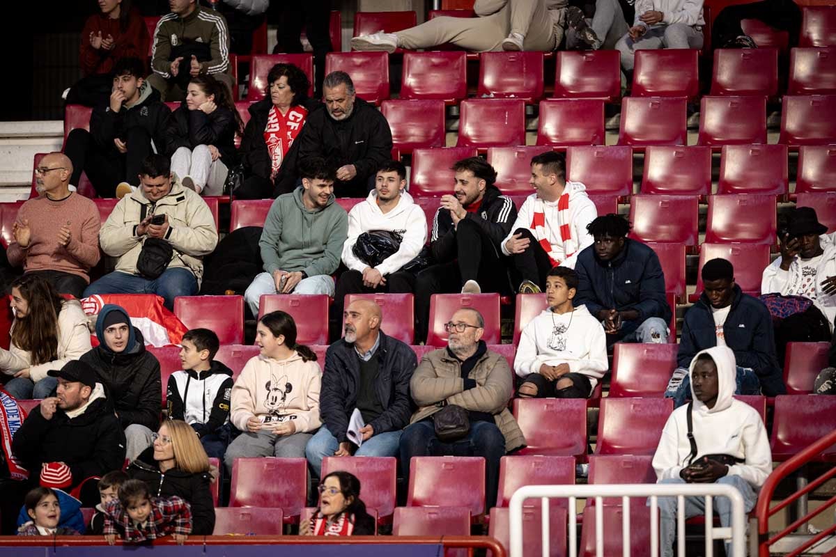 Búscate en la grada del Granada femenino-Atlético de Madrid