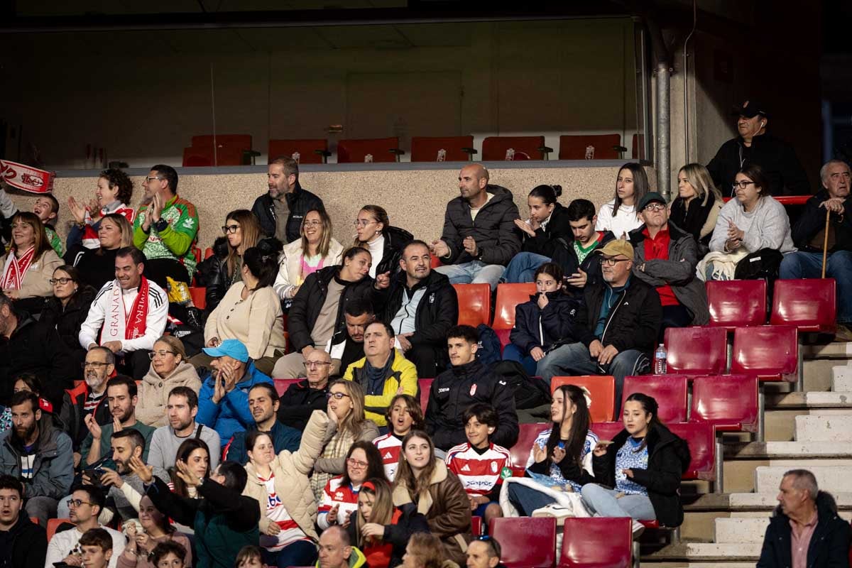 Búscate en la grada del Granada femenino-Atlético de Madrid