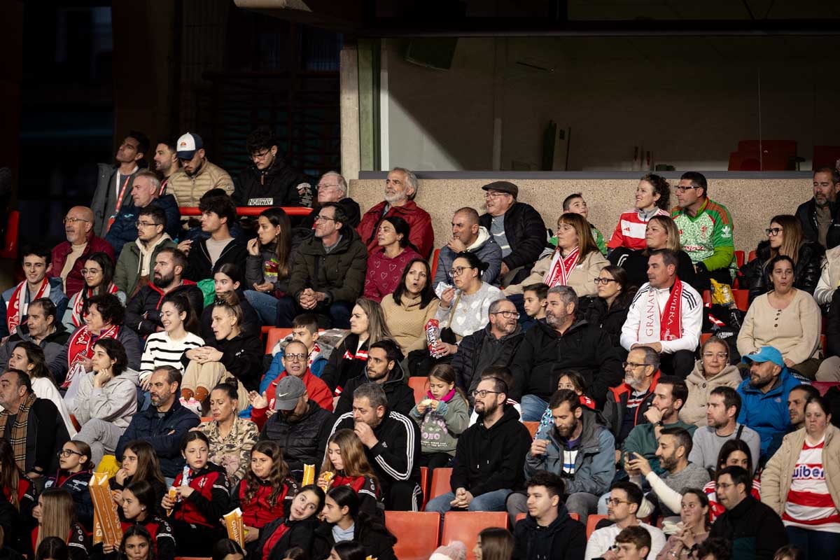 Búscate en la grada del Granada femenino-Atlético de Madrid