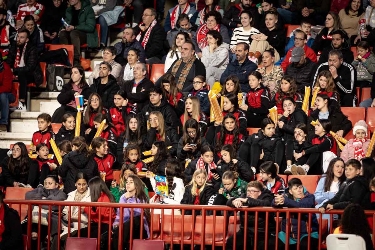 Búscate en la grada del Granada femenino-Atlético de Madrid