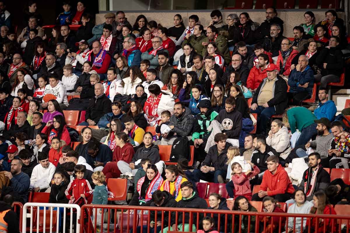 Búscate en la grada del Granada femenino-Atlético de Madrid