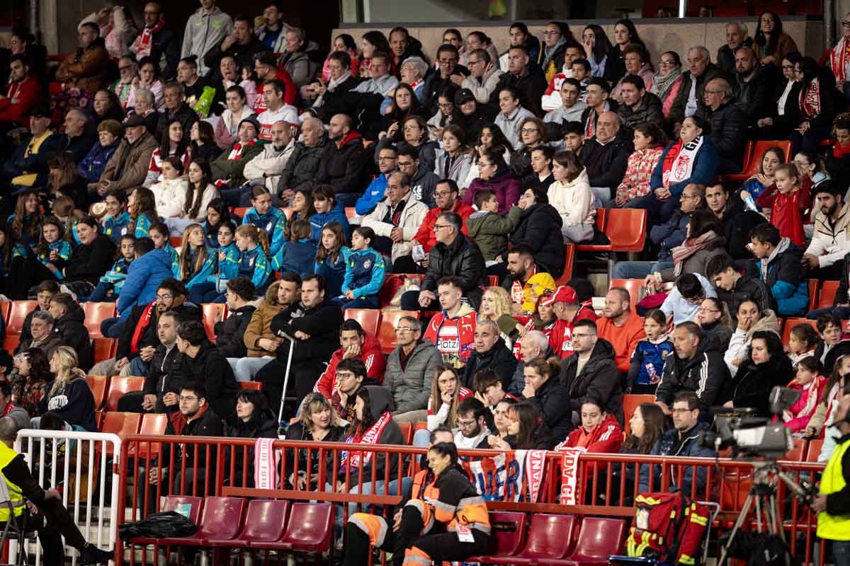 Búscate en la grada del Granada femenino-Atlético de Madrid