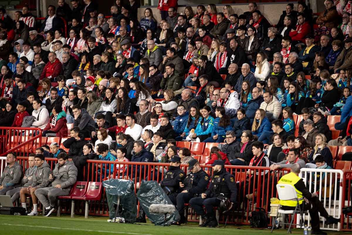 Búscate en la grada del Granada femenino-Atlético de Madrid