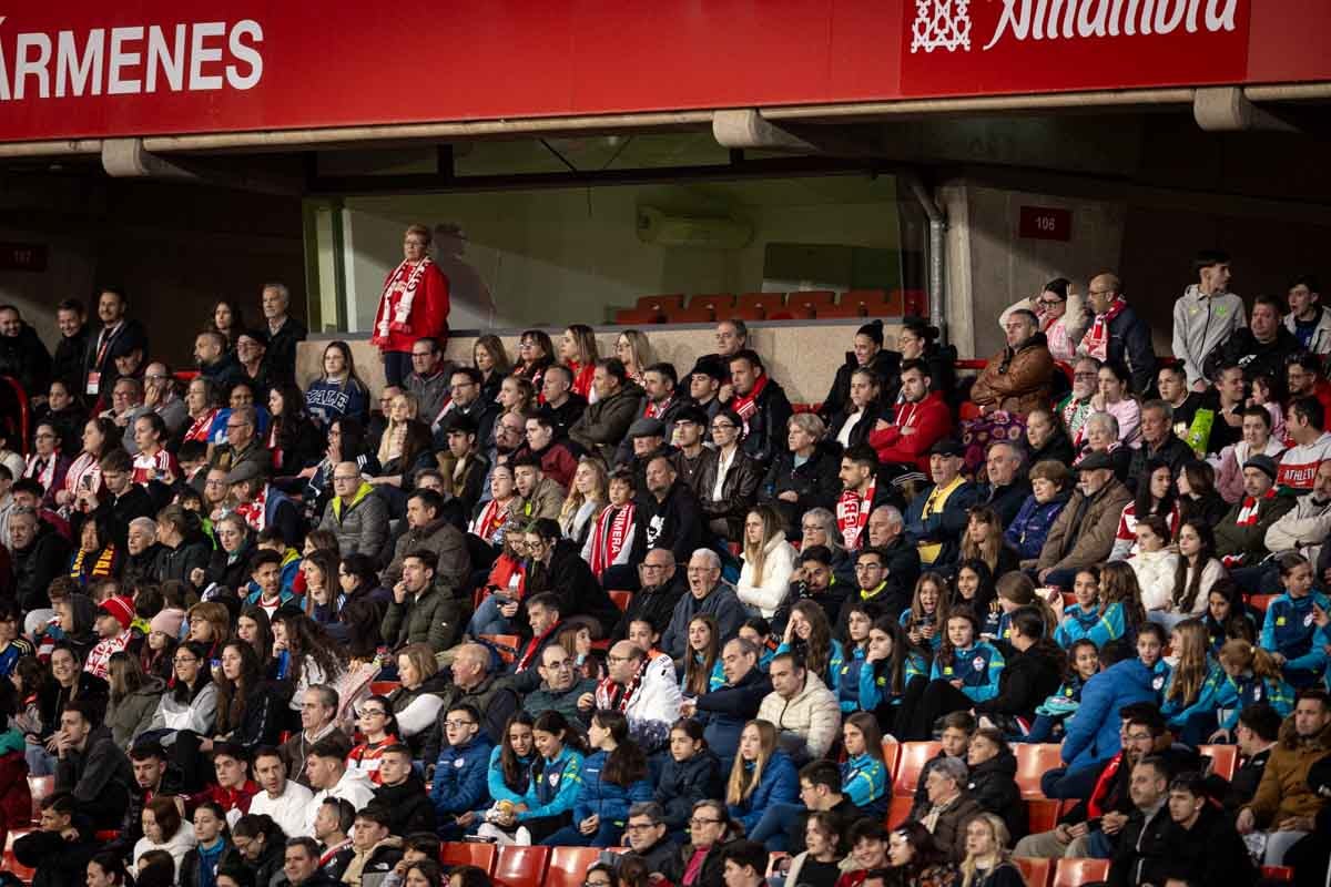 Búscate en la grada del Granada femenino-Atlético de Madrid